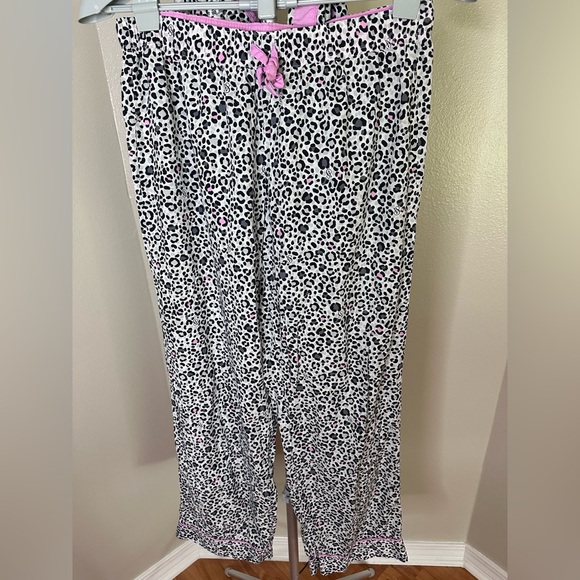 Victoria's Secret Black and White Cozy Pajama Set - Picture 5 of 10